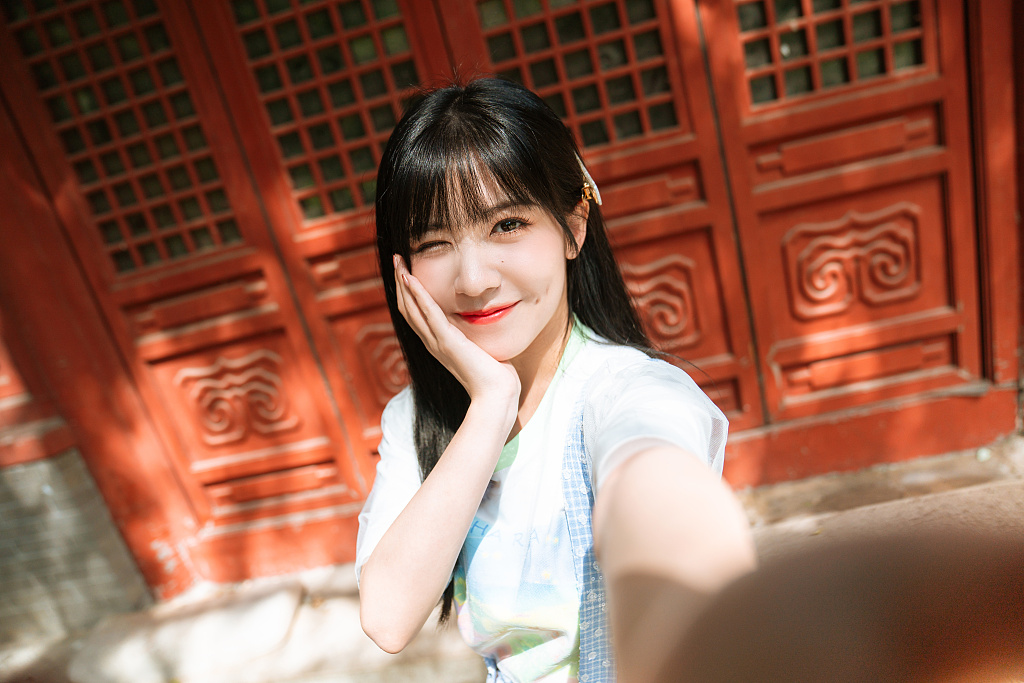 赖美云穿短裙拍写真青春活泼 俏丽可人
