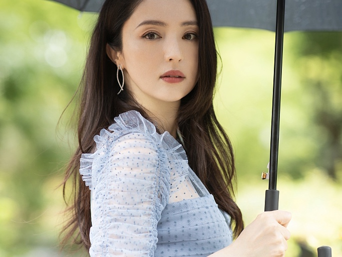 董璇初秋写真曝光 穿蓝色波点纱裙气质卓然