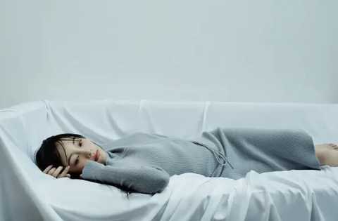 39岁李小璐晒近况，登杂志封面秀傲人好身材，逆生长不像孩子妈