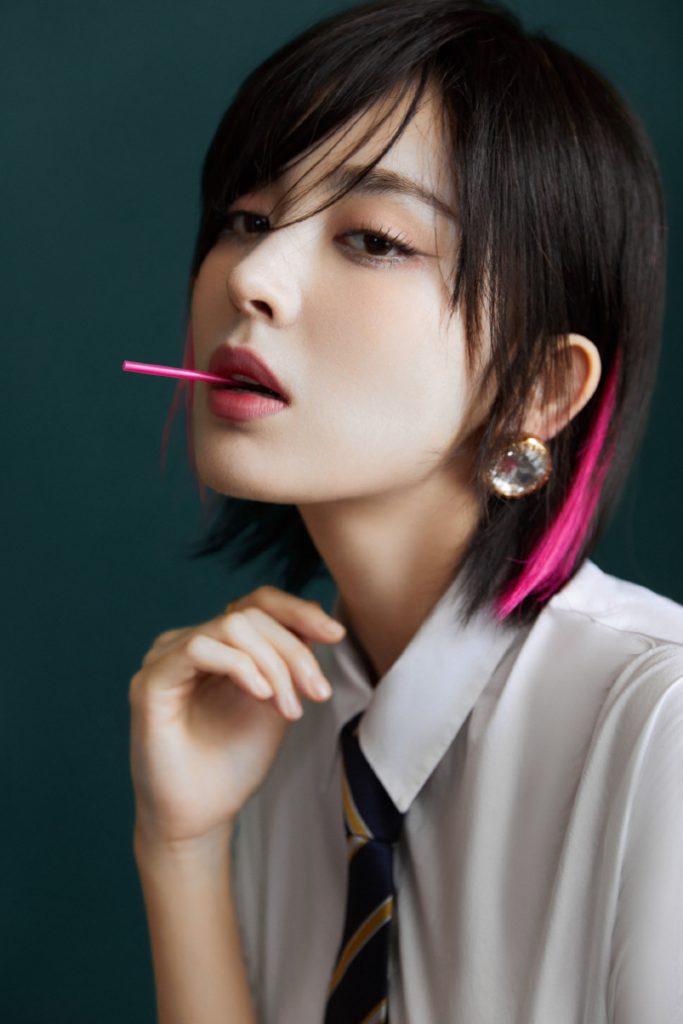 娜扎新写真曝光 穿白衬衫搭领带变甜酷少女
