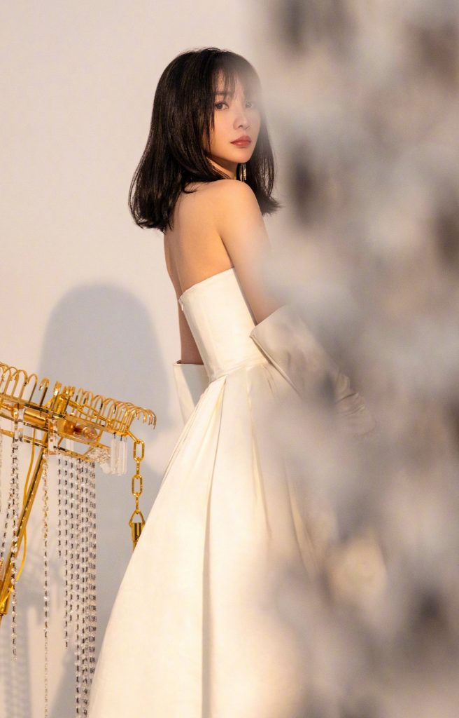 柳岩穿复古白色婚纱 高贵典雅美艳大方
