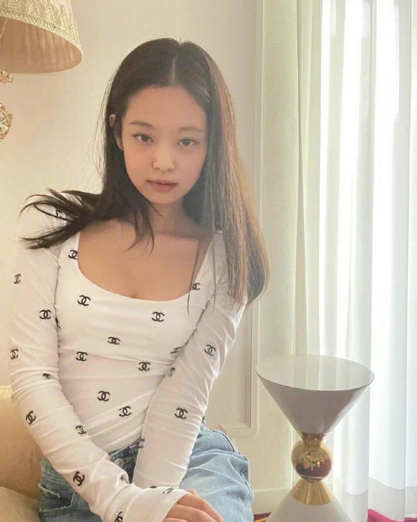 JENNIE穿白衣牛仔裤拍照 淡妆出镜清纯素净