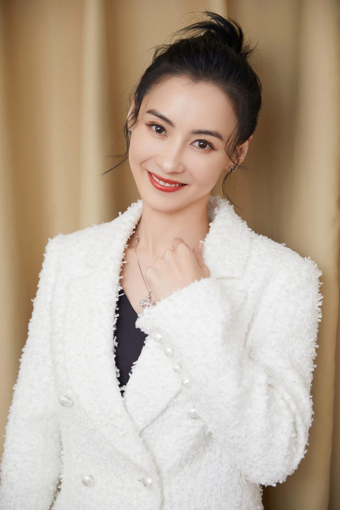 张柏芝扎丸子头 穿白色西装夹克优雅迷人