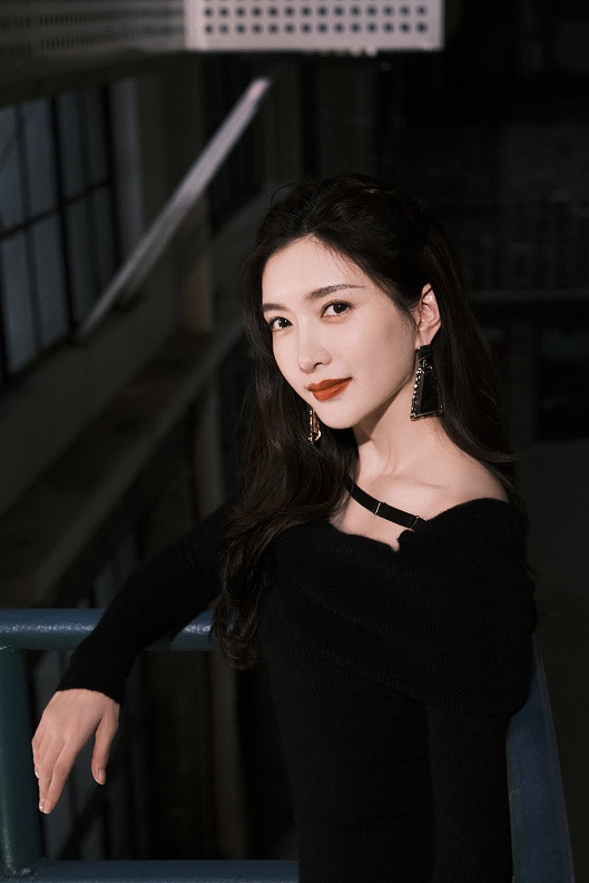 江疏影穿黑裙白到发光 美腿纤细修长