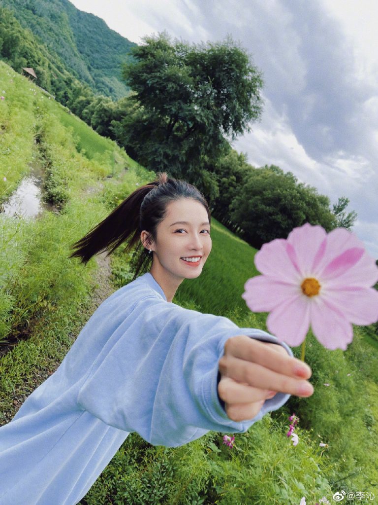 李沁穿蓝色卫衣套装秀美腿 清新靓丽笑容甜
