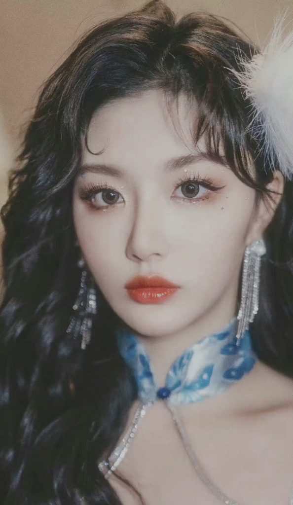 孔雪儿穿吊带旗袍复古迷人 身材曲线超绝