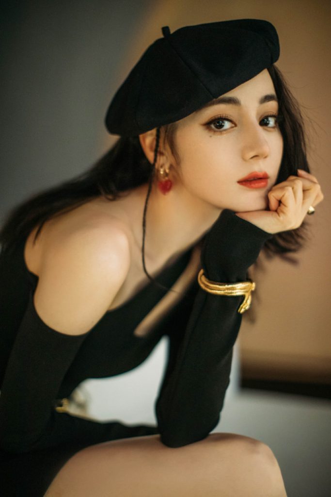 迪丽热巴穿短裙秀美腿 贝雷帽造型甜酷灵动