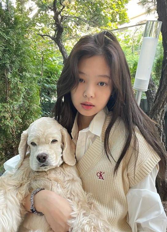 JENNIE抱宠物合影 与狗狗同款呆萌表情