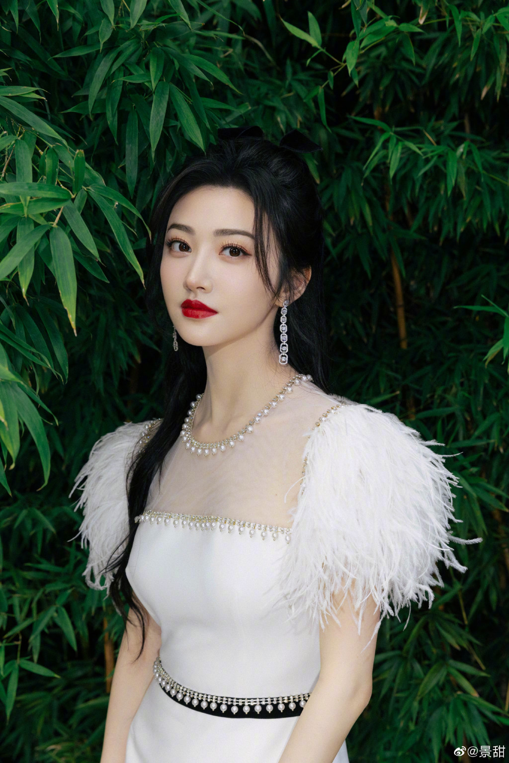 景甜穿羽毛白裙显妙曼身姿 长卷发温柔可人
