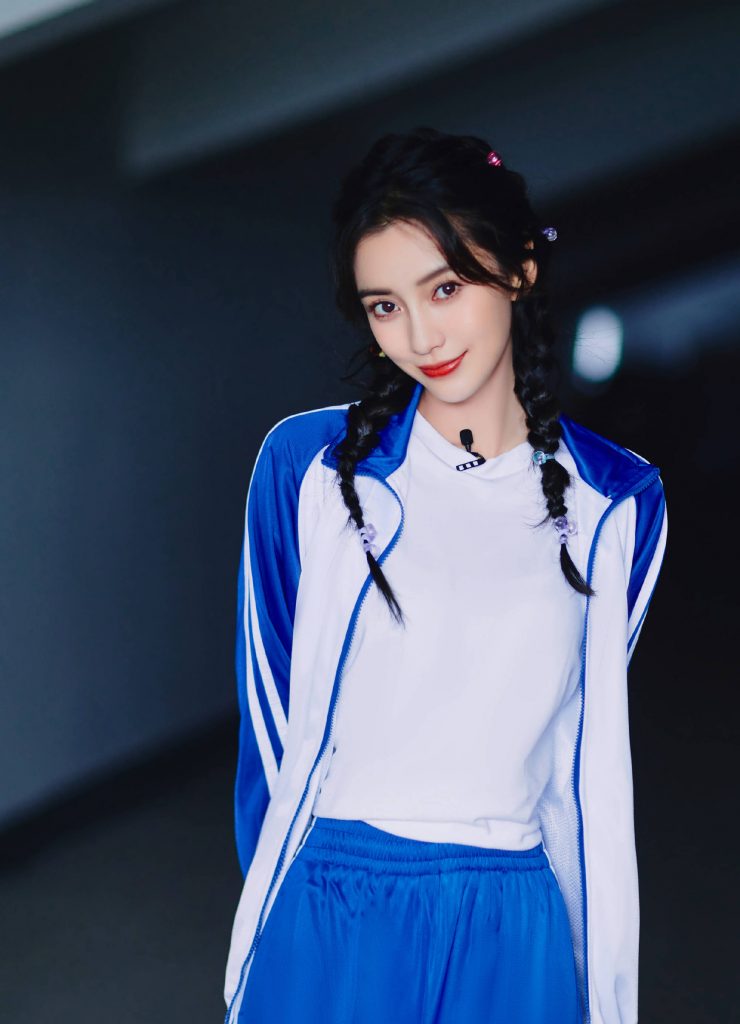Angelababy穿蓝白校服清纯甜美 梦回高中