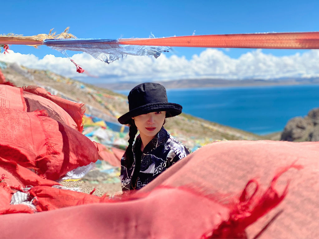 宋佳分享旅行随拍 双麻花辫造型随性减龄
