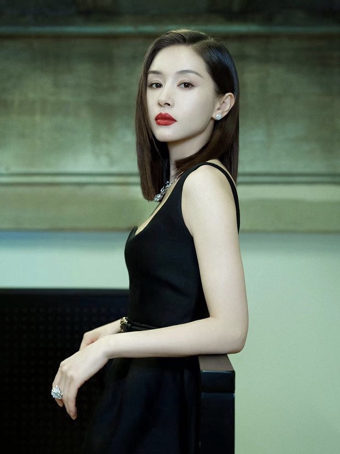 王子文穿花边领礼服气质超绝 红唇加持气场