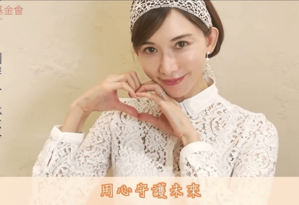 好久不见！林志玲穿镂空蕾丝白裙 温柔知性