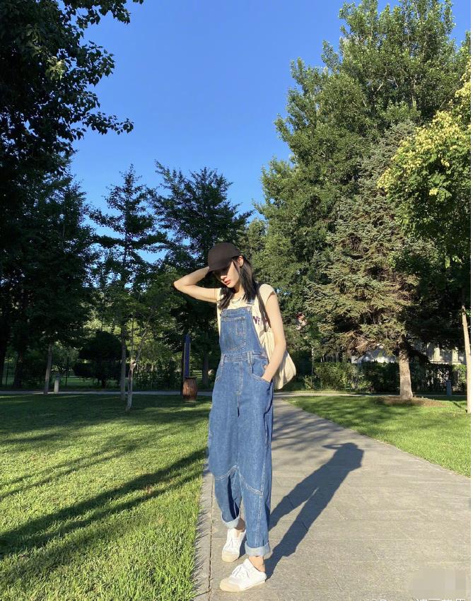 热巴穿背带裤戴棒球帽 活力满分