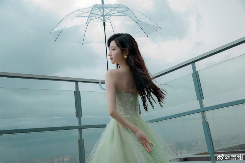 景甜穿薄纱裙秀美背 雨中撑伞氛围满分