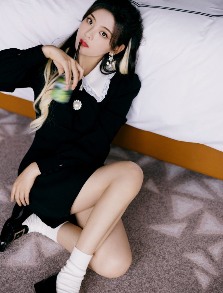 杨超越穿复古连衣裙 摆pose眼神惹人怜