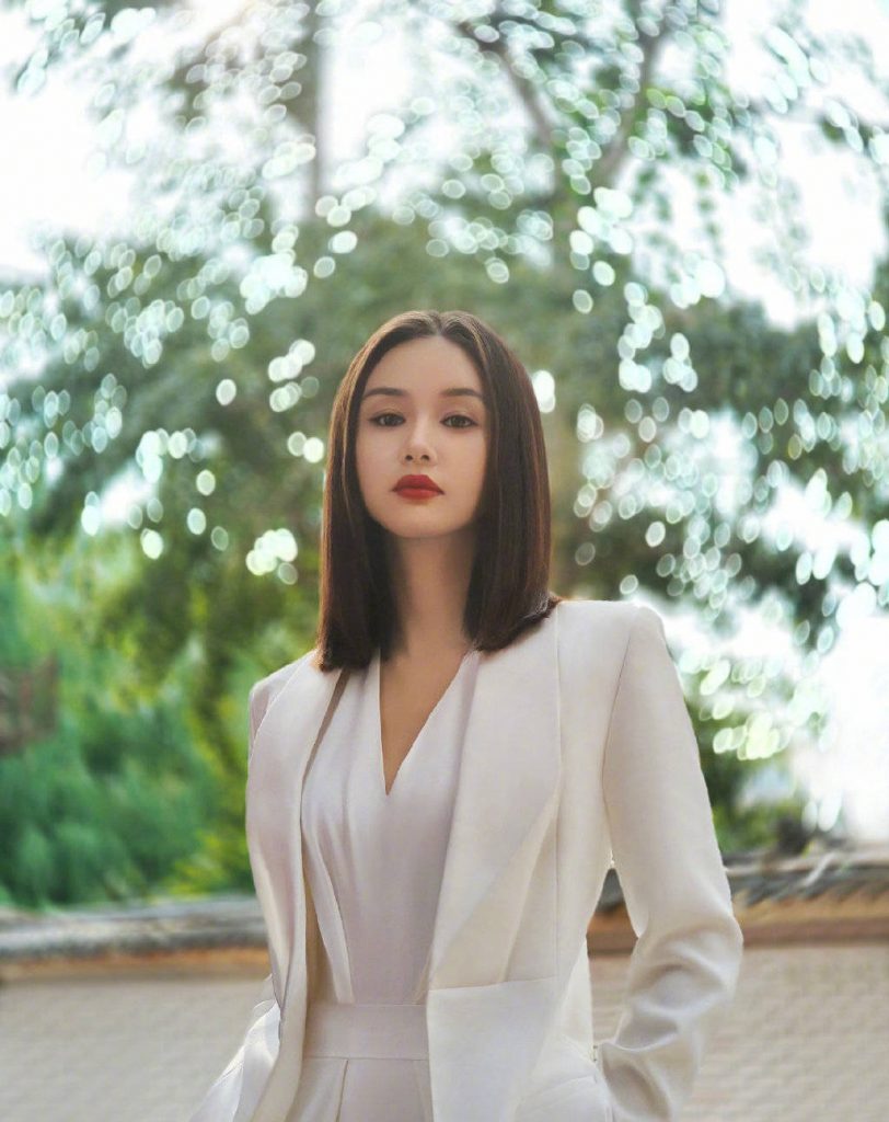 王子文晒氛围感美照颜值在线 抹红唇显霸气