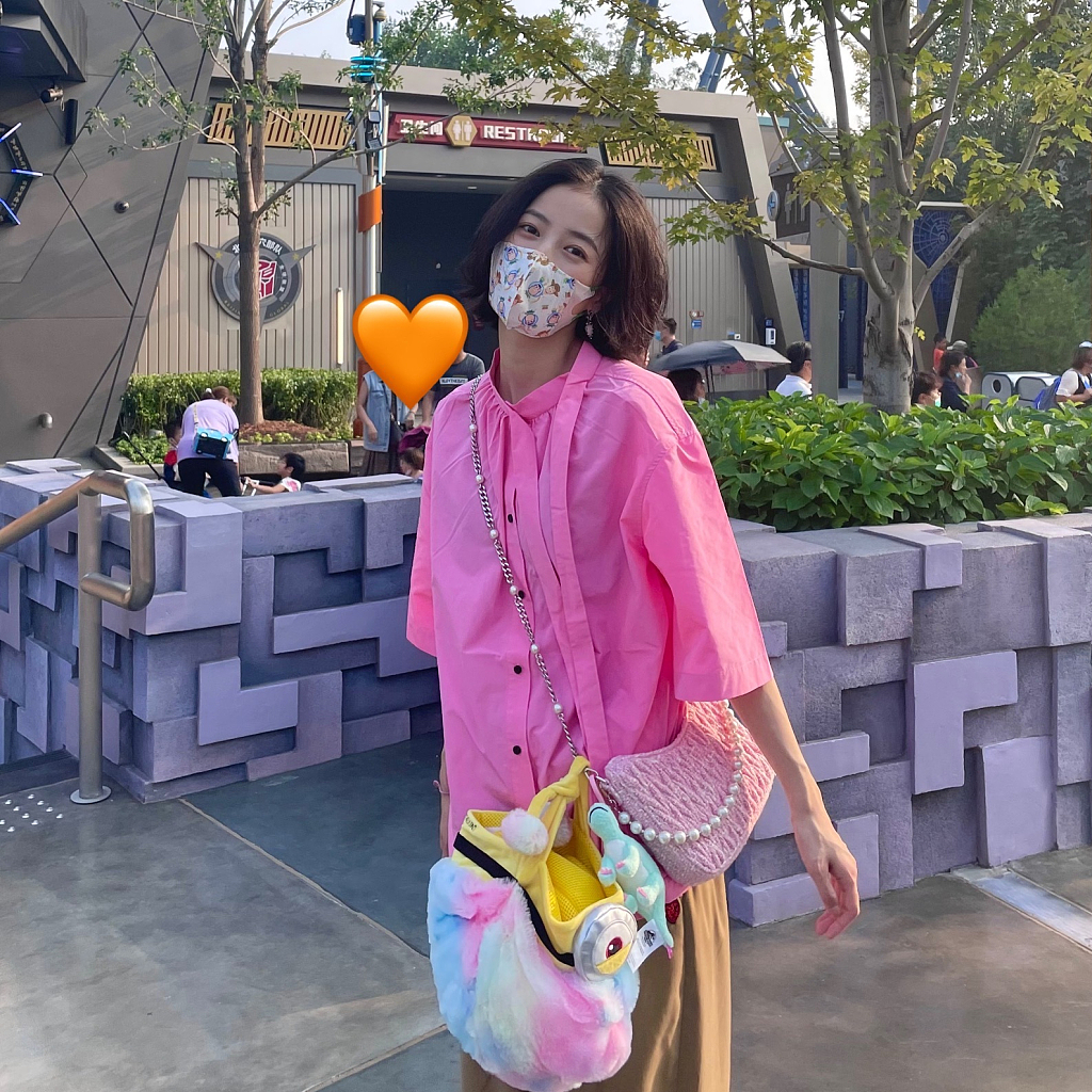 周雨彤穿粉装戴蝴蝶结出游 少女心满满