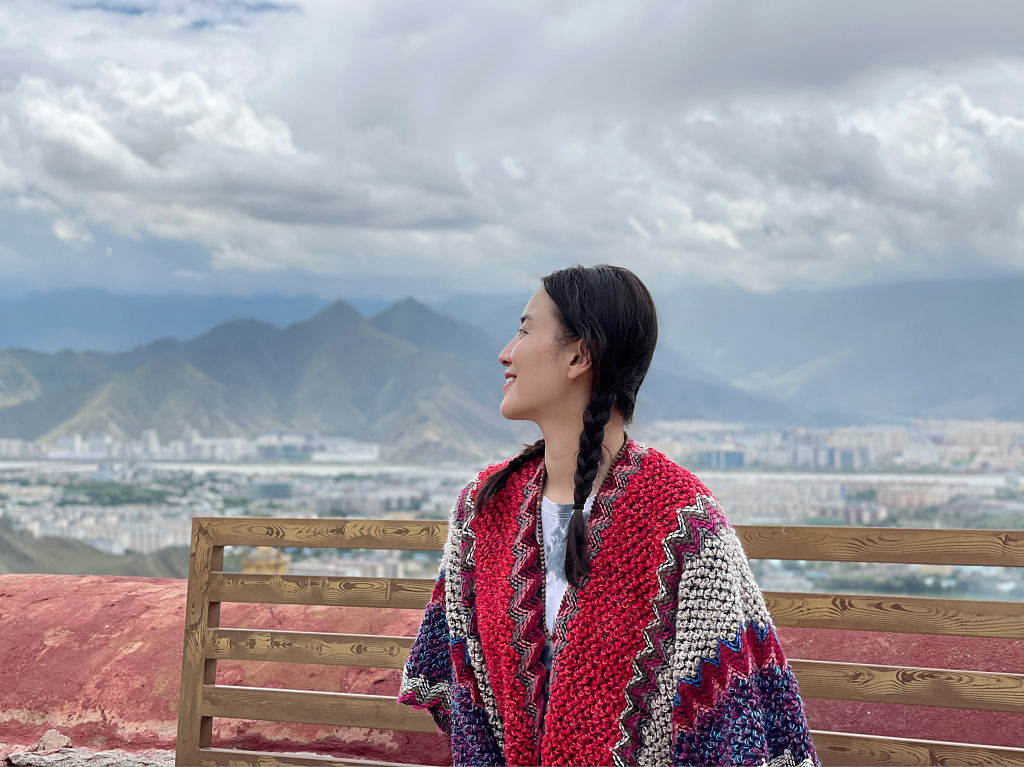 宋佳分享旅行随拍 双麻花辫造型随性减龄