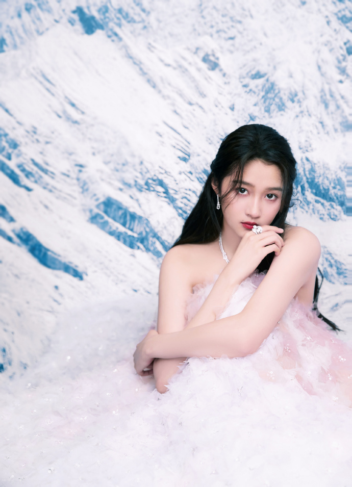 关晓彤穿粉色抹胸花朵裙 肩颈线条优越