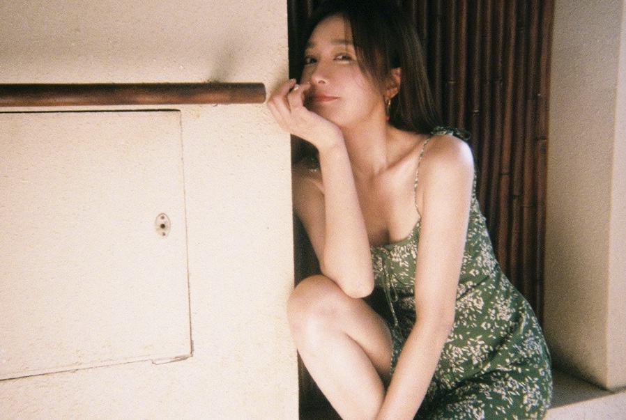 秦岚晒胶片风美照 穿绿色吊带短裙清新慵懒