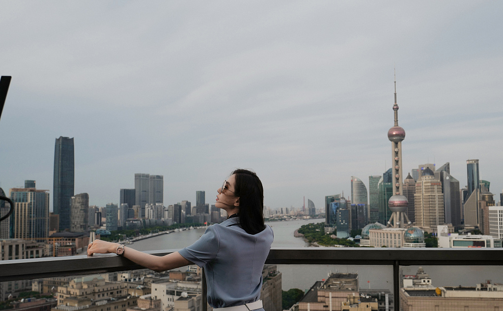 刘诗诗穿蓝色套装优雅大气 长发温婉