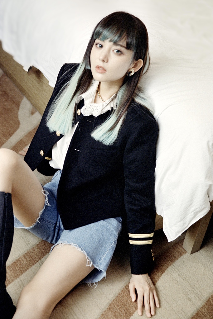 娜扎《快本》造型曝光变酷girl 摩登前卫