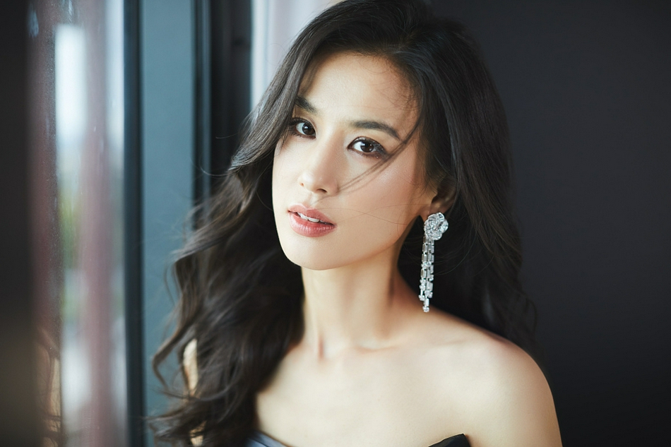 黄圣依穿抹胸长裙尽显婀娜 星钻耳饰显贵气