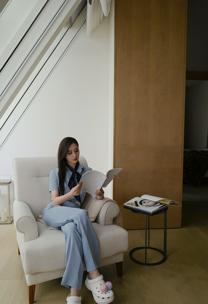 刘诗诗穿蓝色套装优雅大气 长发温婉