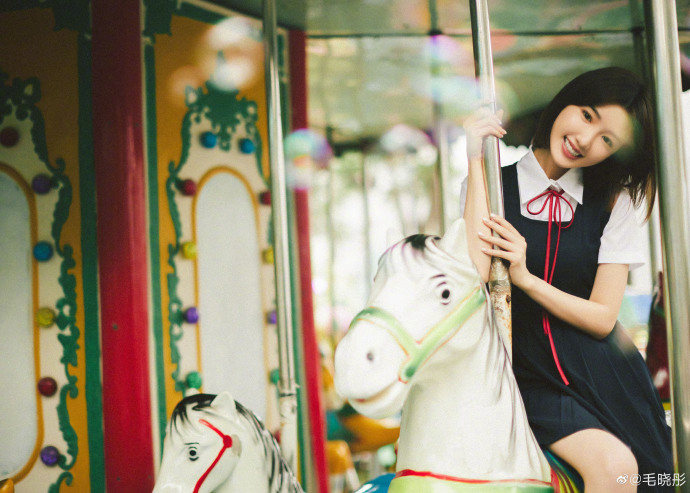 毛晓彤穿制服裙秒变学生妹 甜笑可爱