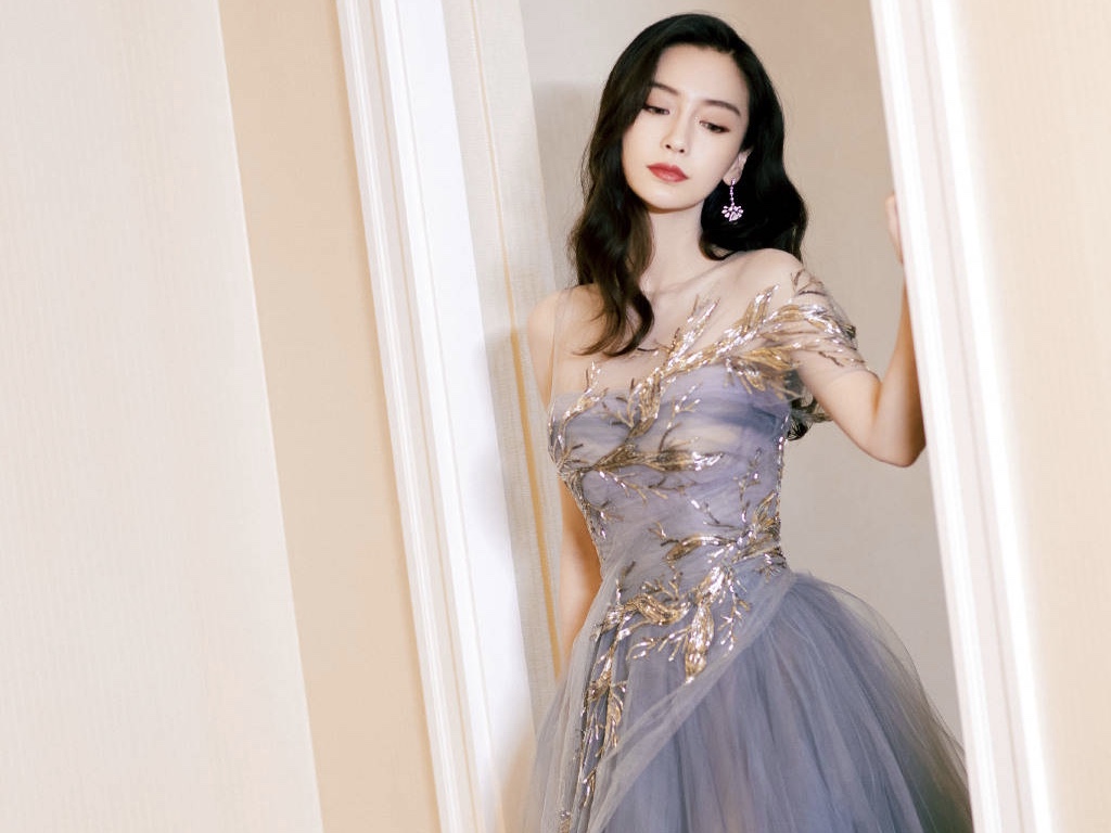 Angelababy穿雾霾紫抹胸纱裙优雅迷人