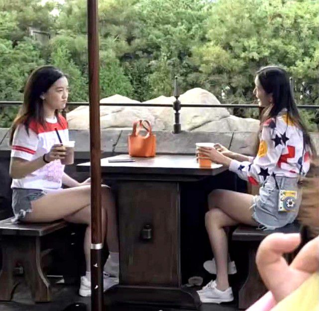 15岁李嫣与闺蜜出游被偶遇 身旁两万元名牌包十分抢眼
