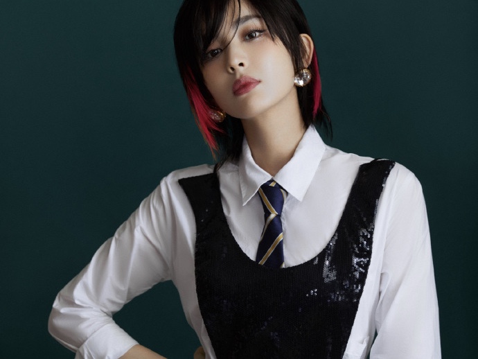 娜扎新写真曝光 穿白衬衫搭领带变甜酷少女