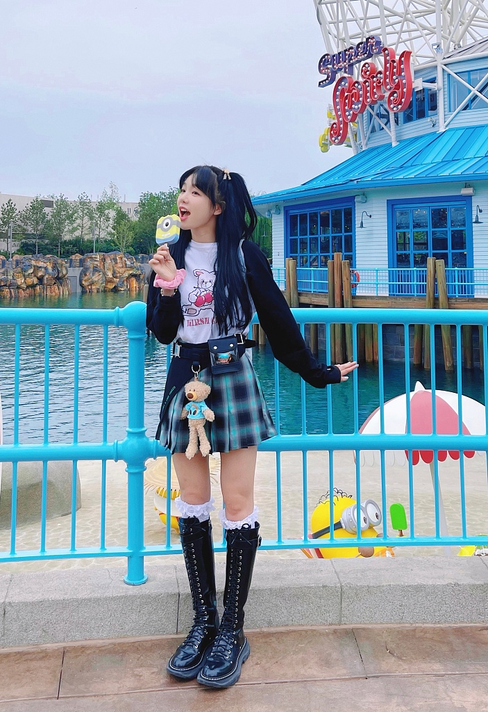 徐梦洁卫衣搭配百褶裙少女感十足 俏皮甜美