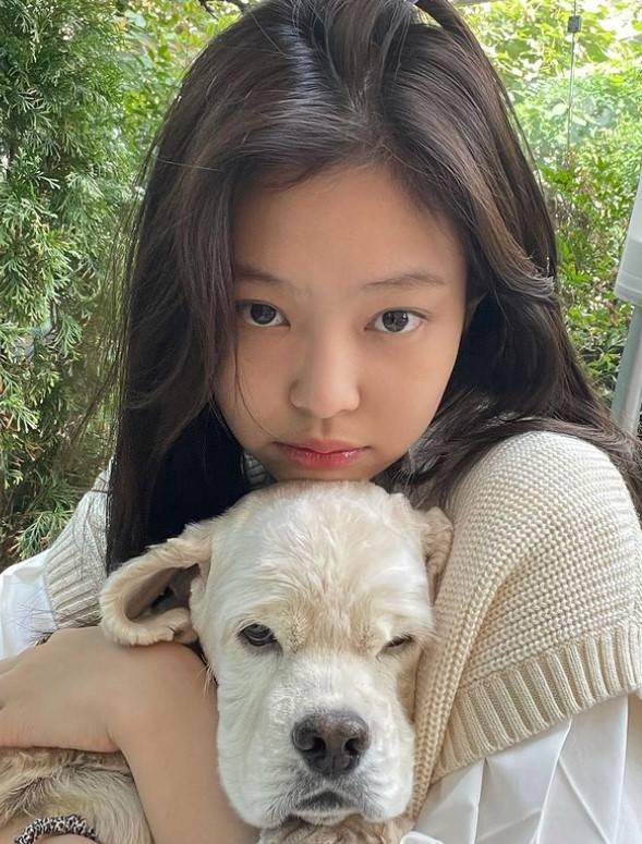 JENNIE抱宠物合影 与狗狗同款呆萌表情