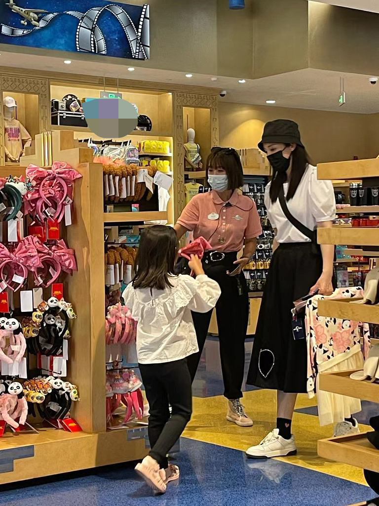 董璇带女儿出游被偶遇 穿亲子装画面温馨