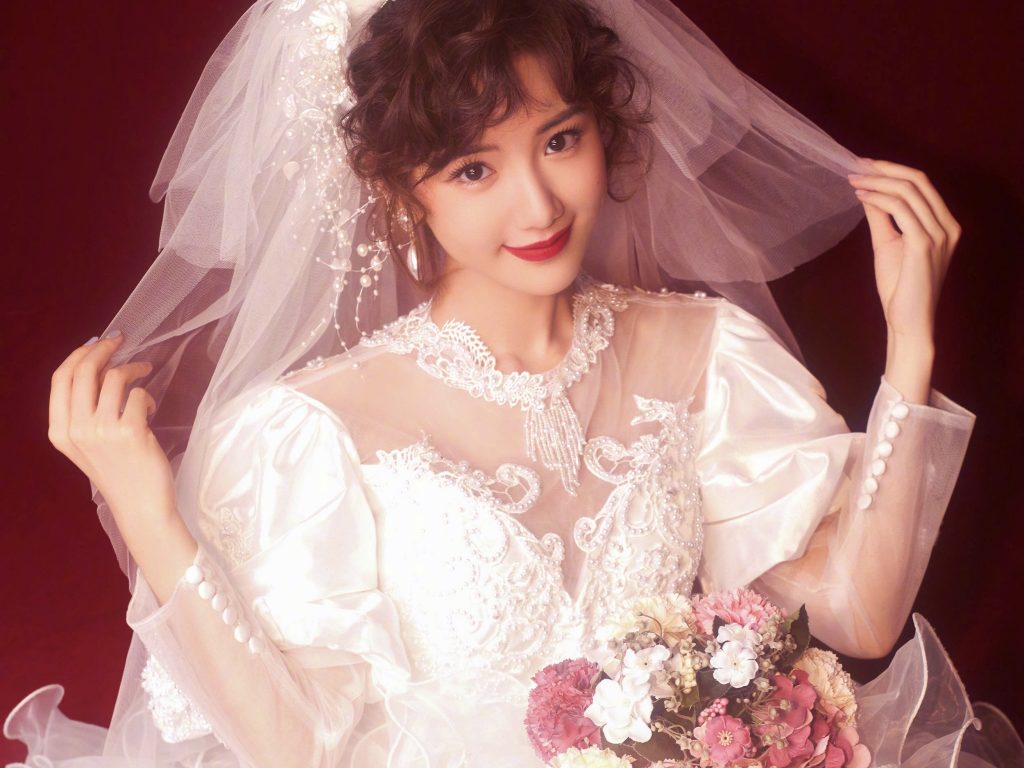 乔三丽复古婚纱照曝光 笑容甜美氛围感十足