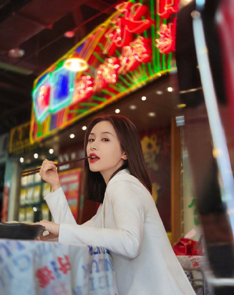 王子文晒氛围感美照颜值在线 抹红唇显霸气