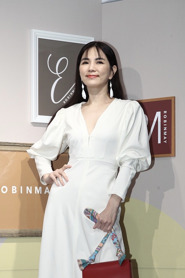 Ella穿白色深V长裙 优雅干练女人味十足
