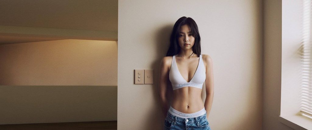 Jennie穿运动内衣秀细腰又美又飒 时髦甜辣