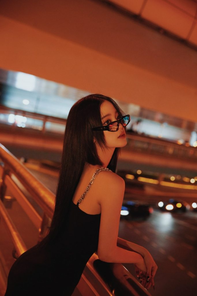 欧阳娜娜穿黑色吊带裙戴墨镜 倚靠天桥超A