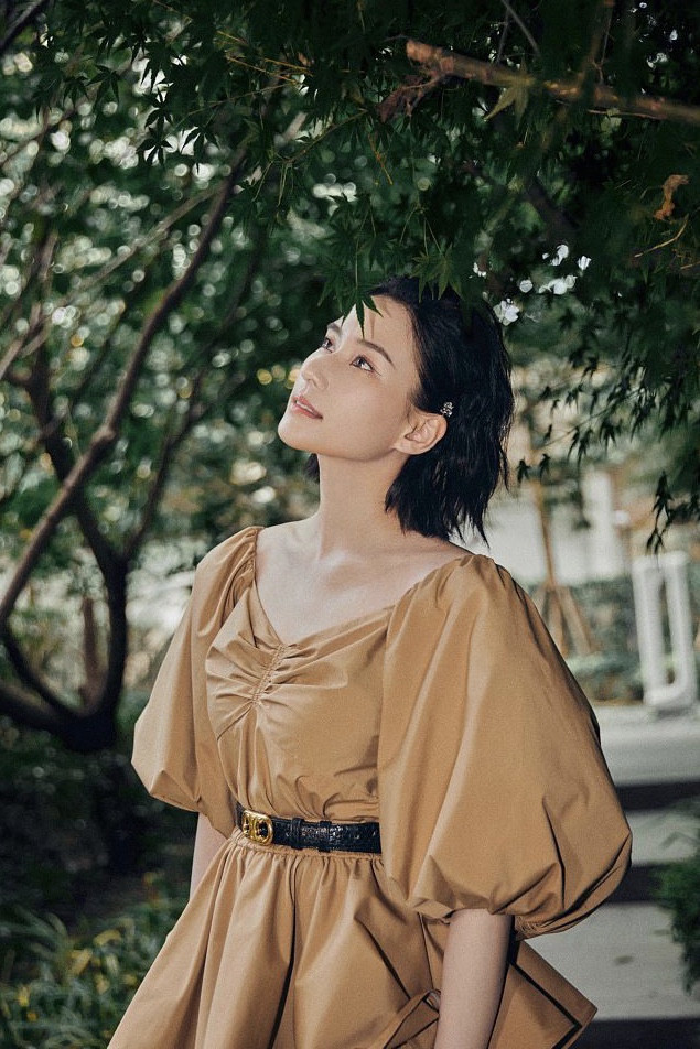 何超莲穿咖色蛋糕裙 搭配背头短发清丽俏皮