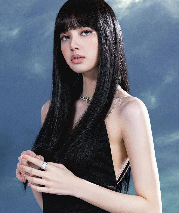 LISA戴金色头饰变女王 造型百变又酷又飒