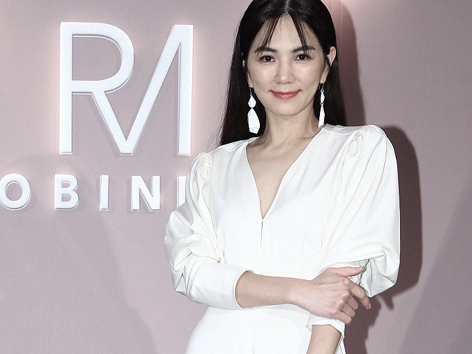 Ella穿白色深V长裙 优雅干练女人味十足