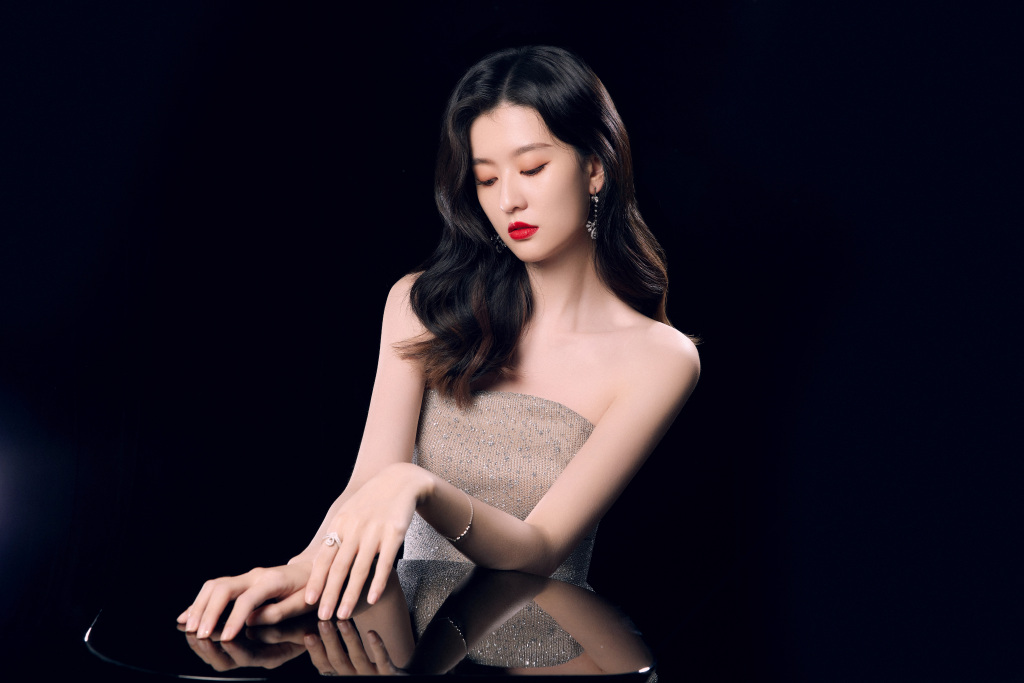 乔欣穿抹胸亮片裙秀完美身材 港风妆容好绝