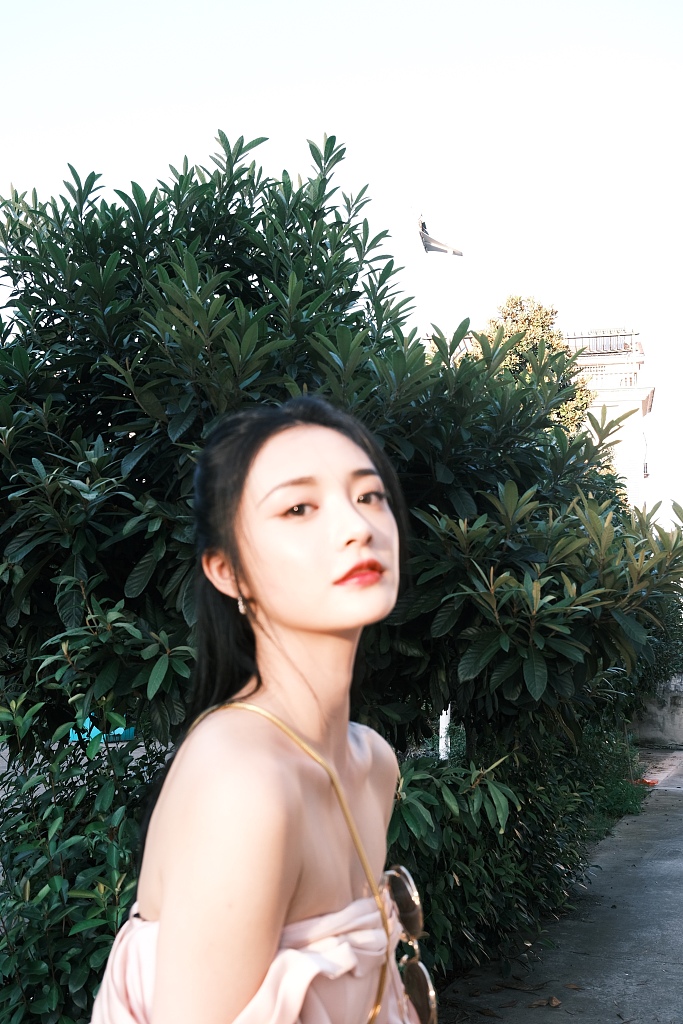 周洁琼穿粉色露肩上衣秀精致锁骨