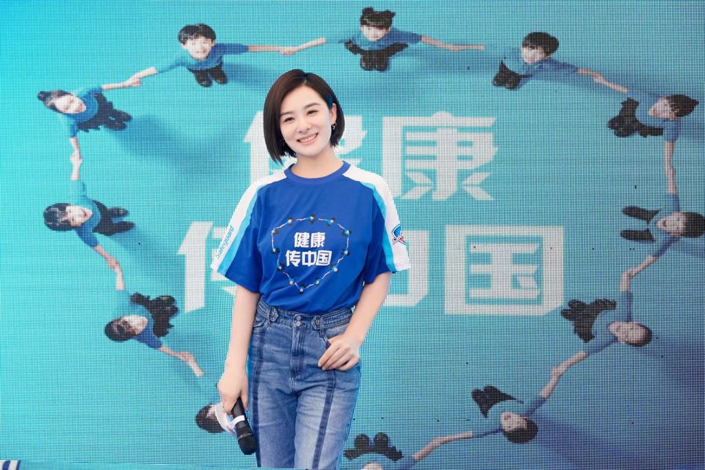 刘璇现身深圳华润万家，携手舒肤佳寻找「首席健康官」