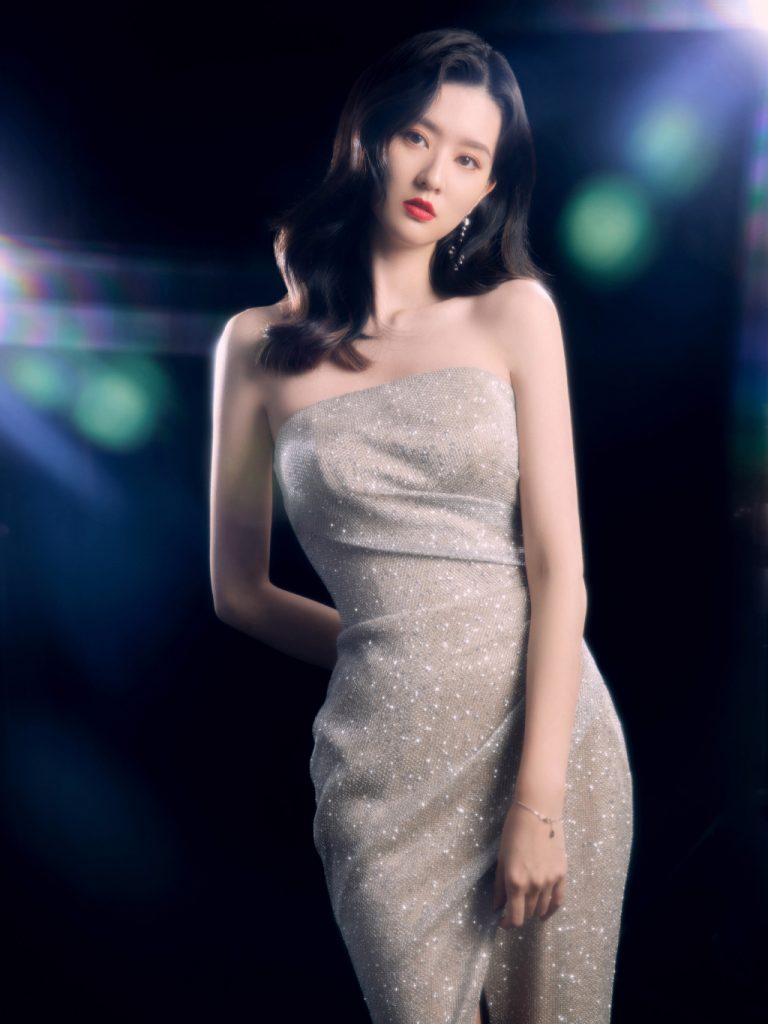乔欣穿抹胸亮片裙秀完美身材 港风妆容好绝