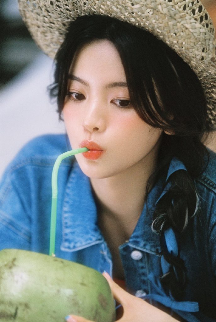 杨超越拍度假美照 戴草编帽嘟嘴喝椰汁超甜
