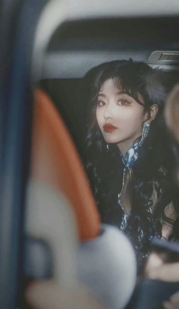 孔雪儿穿吊带旗袍复古迷人 身材曲线超绝